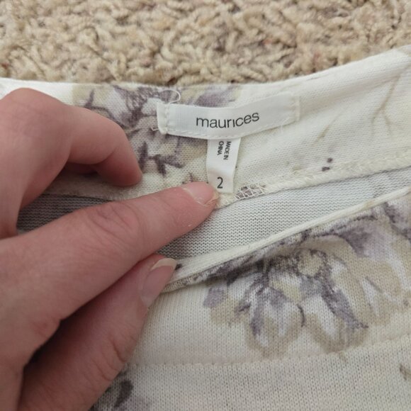 Womens Blouse Maurices Size 2 Ivory with Multicolor Flowers Excellent Condition - Picture 5 of 7